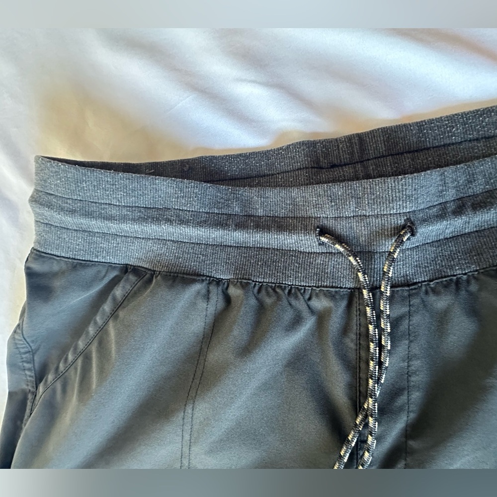 Women’s Columbia Athletic Capri Pants Med Gray Sz XL - Picture 7 of 13